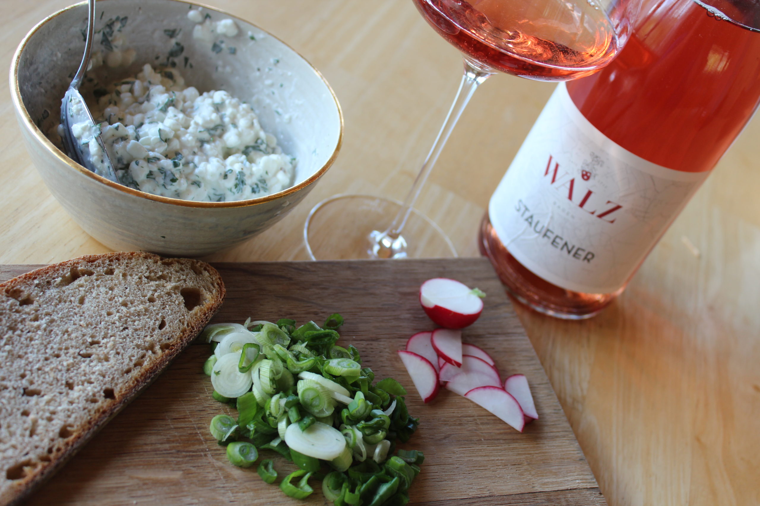 Foto Wein & Käse Staufener Rose mit Bibbeleskäse - Weingut Josef Walz Heitersheim